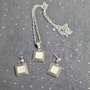 Elegant Silver Jewelry Set with Iridescent Accents